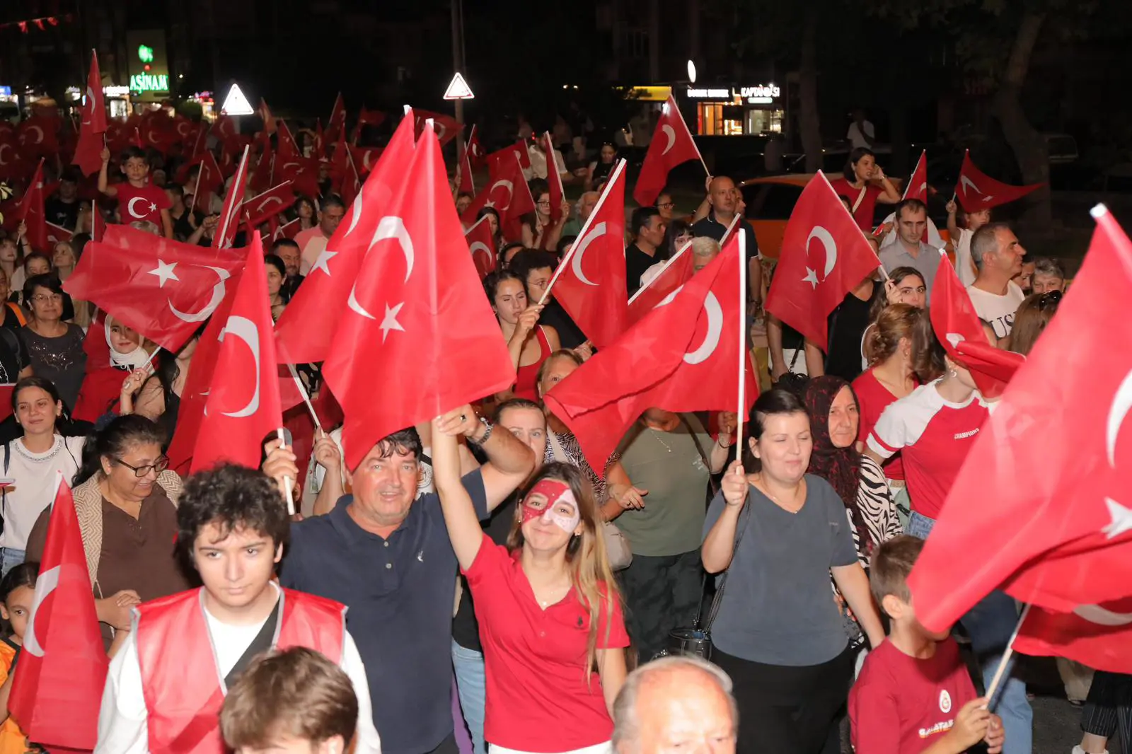 BİNLERCE EDİRNELİ 30 AĞUSTOS COŞKUSUNDA BULUŞTU galeri görseli